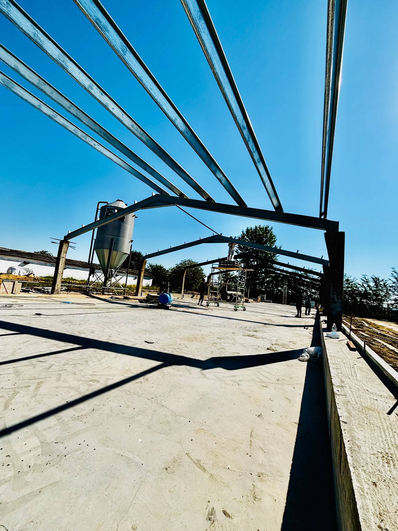 Grinzile acoperișului și structura metalică a halei în șantier