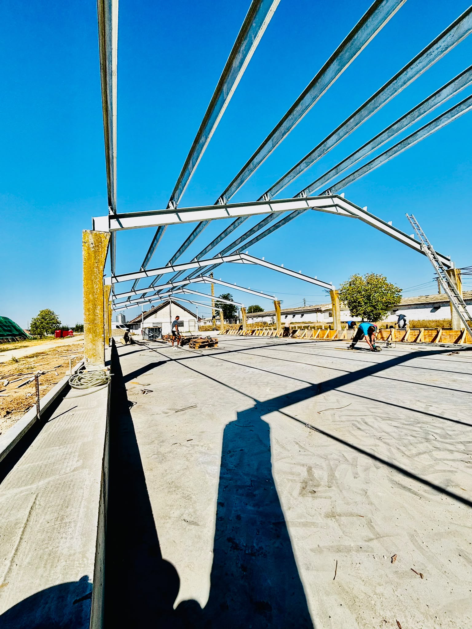 Lucrări la structura metalică și pardoseala halei